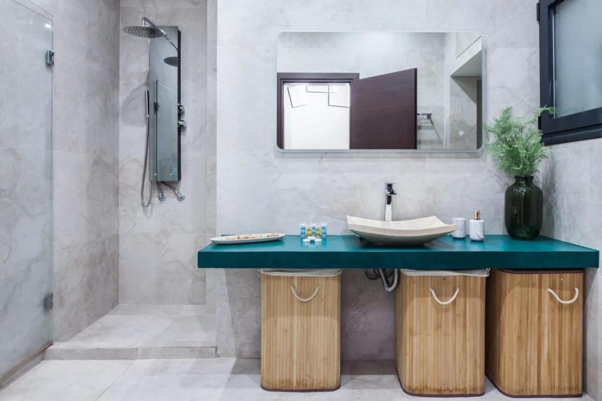Beautiful Elegant Apartment Next To Monastiraki Athen Exterior foto